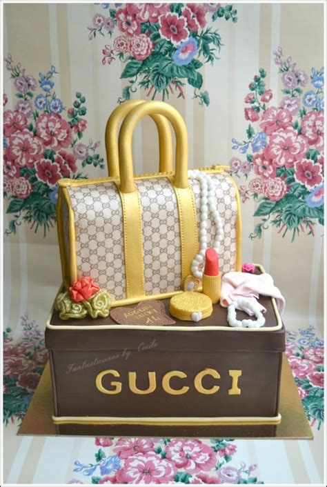 Gucci wallet cake tutorial